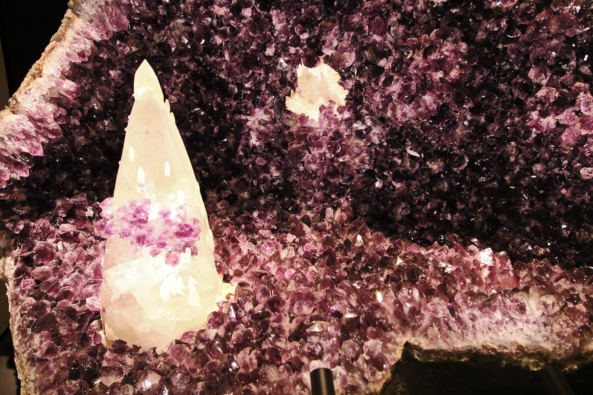 Amethyst mineral specimen — Calcit auf Amethyst. Brasilien. Terra Mineralia. Mineralienausstellung TU Bergakademie Freiberg.
