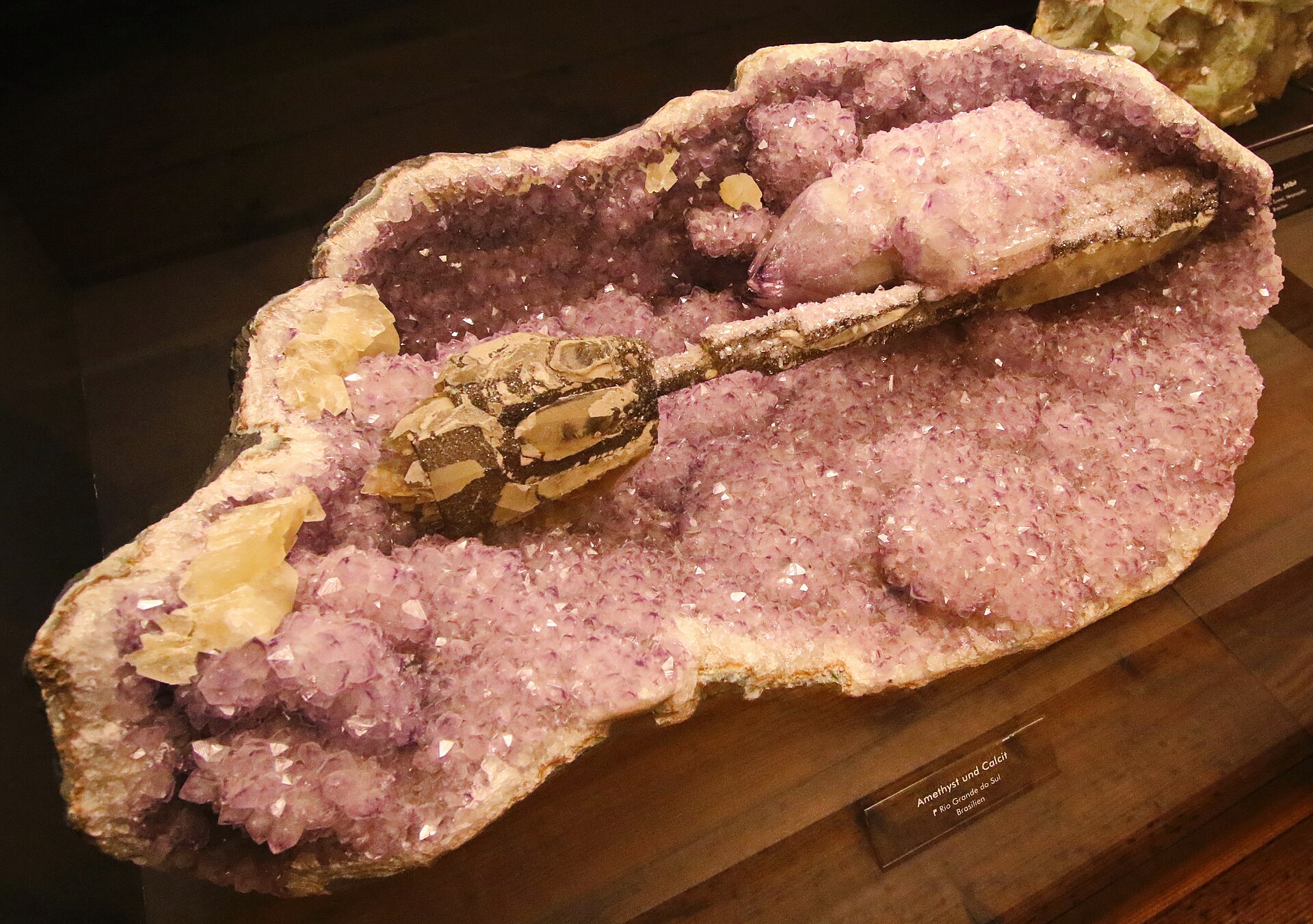 Amethyst mineral specimen — Amethyst und Calcit.