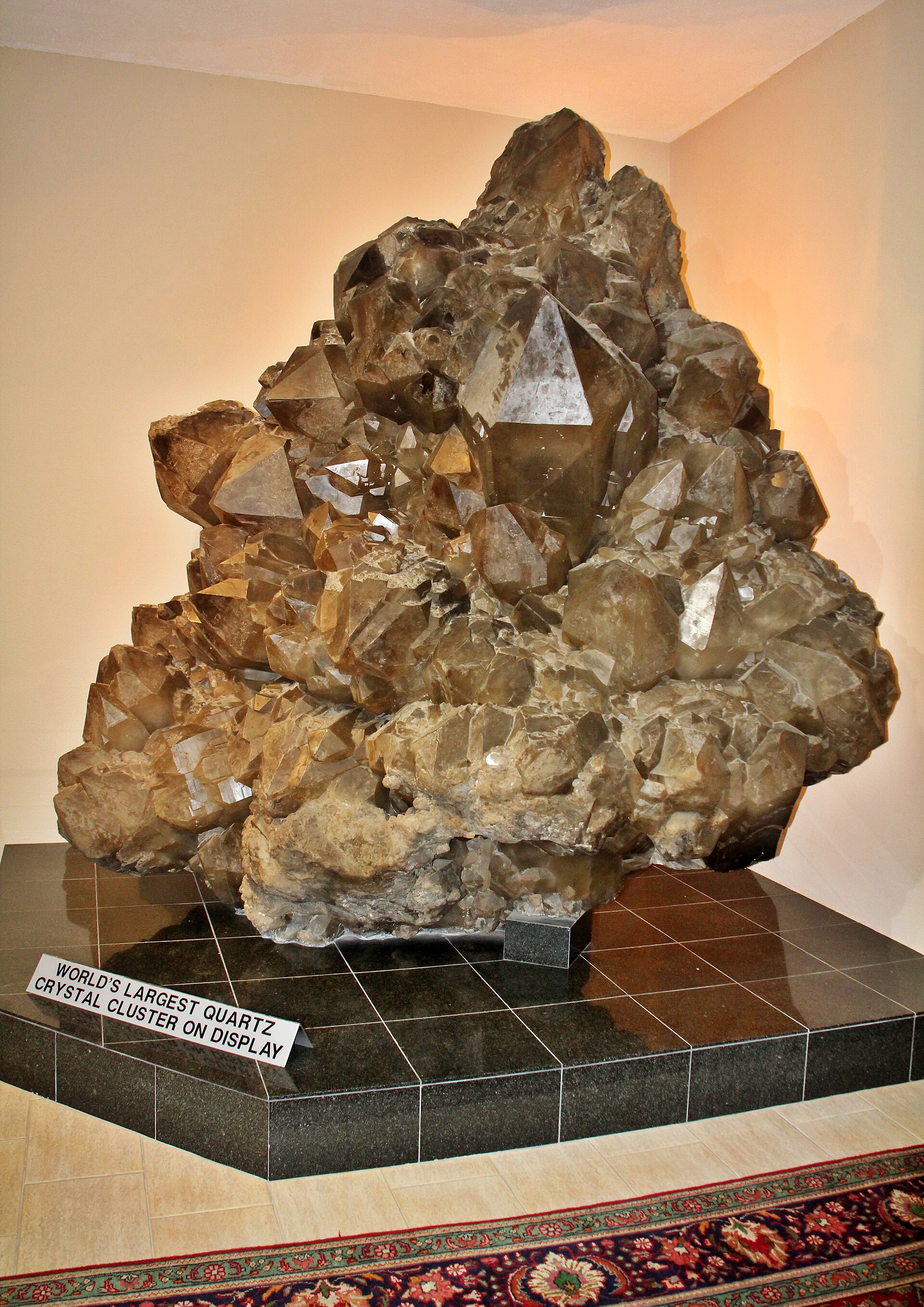 Quartz crystal mineral specimen — größter ausgestellter Quarzkristall der Welt, Swakopmund